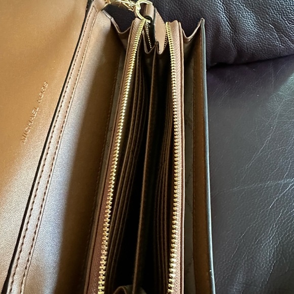 Michael Kors cross body/wallet brown and dark brown color - Picture 2 of 5